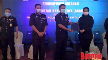 CEMERLANG: Habibi menyampaikan sijil penghargaan kepada salah seorang penerima semasa Perhimpunan Bulanan IPD Kota Kinabalu.