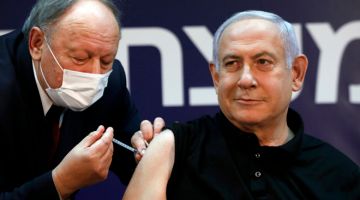 SUNTIK: Netanyahu menerima vaksin COVID-19 di Pusat Perubatan Sheba di Ramat Gan dekat Tel Aviv, Israel kelmarin. — Gambar AFP