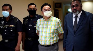 Tertuduh (dua, kanan) yang juga warga Korea diiringi peguamnya, G.Shanmugam (kanan) dibawa untuk membayar ikat jamin sebanyak RM6,000 di Mahkamah Majistret atas pertuduhan mencabul seorang lelaki, 20 tahun lepas. - Gambar Bernama 