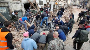 USAHA MENYELAMAT: Orang ramai membantu mengalihkan puing untuk mencari mangsa yang terselamat di sebelah bangunan yang rosak selepas gempa bumi melanda Petrinja, kira-kira 50 kilometer dari Zagreb kelmarin. — Gambar AFP