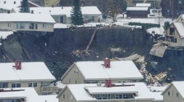 DAHSYAT: Kemusnahan dapat disaksikan di sekeliling kawah susulan tanah runtuh di bandar Ask, daerah Gjerdrum, kira-kira 40 kilometer timur laut Oslo kelmarin. — Gambar AFP