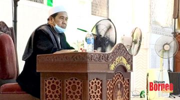 KULIAH SUBUH: Alfadhil Datuk Haji Ustaz Jalidar menyampaikan kuliah subuh di Masjid Bandaraya Kota Kinabalu.