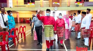 SELAMAT BERSIDANG: Bung Moktar melambai tangan kepada para perwakilan UMNO Bahagian Kinabatangan yang hadir.