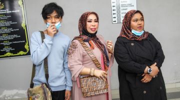 Dr Vida bersama dua anaknya Cik B (kanan) dan Kacak (kiri) hadir di Mahkamah Tinggi Syariah Kota Bharu, hari ini. - Gambar Bernama