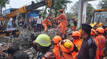 MISI MENYELAMAT: Petugas Pasukan Bantuan Bencana Alam Antarabangsa (NDRF) melakukan kerja mencari dan meyelamat mangsa  runtuhan bumbung di sebuah krematorium di Ghaziabad kelmarin. — Gambar AFP