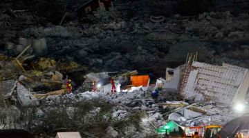 PERIKSA: Pasukan Penyelamat kelihatan di lokasi kejadian tanah runtuh di Ask, Gjerdrum, kelmarin. — Gambar AFP