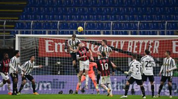 AKSI SEBENAR: Sebahagian daripada babak-babak aksi perlawanan Serie A Itali di antara AC Milan dan Juventus di Stadium San Siro di Milan. — Gambar AFP