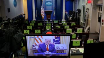 DIDAKWA LAGI: Imej pada skrin monitor menunjukkan Trump bercakap dalam rakaman video yang disiarkan di akaun Twitter Rumah Putih di Washington kelmarin. — Gambar AFP