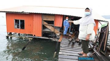 ROSAK: Salah sebuah rumah penduduk di Kg. Tanjung Aru yang rosak akibat fenomena air pasang besar tersebut.