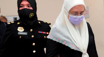 DITUDUH: Noor Marliza mengaku tidak bersalah di Mahkamah Sesyen di Shah Alam semalam atas dua pertuduhan termasuk pertuduhan pilihan iaitu memalsukan dokumen untuk menipu pada tahun 2016. — Gambar Bernama