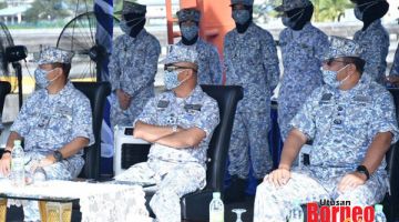 SAMBUT:  Panglima Armada Timur Laksamana Madya Datuk Sabri Zali bersama kepimpinan tertinggi meraikan kehadiran LMS SUNDANG dan kru di Jeti Pangkalan TLDM Kota Kinabalu.