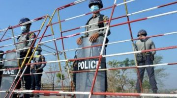 Polis mengawal jalan raya di Naypyidaw menjelang pembukaan semula Parlimen pada 1 Februari - Gambar AFP