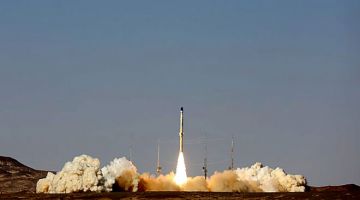LANCAR: Gambar serahan Kementerian Pertahanan Iran kelmarin menunjukkan pelancaran roket pembawa satelit terbaharu Iran ‘Zol Janah’ di sebuah lokasi yang tidak didedahkan. — Gambar AFP