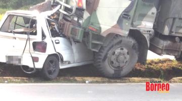 KEMALANGAN: Keadaan kenderaan jenis kompak yang dihimpit trak tentera selepas bertembung di Jalan Marabahai Tuaran-Kota Belud pagi tadi.