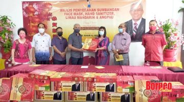 SELAMAT TAHUN BARU CINA: Suhaimi menyerahkan sumbangan kepada pihak sekolah yang turut disaksikan oleh Moktar dan Ibrahim.