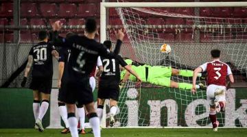 LEDAK: Diogo Goncalves (tidak kelihatan) menjaringkan gol penalti pada perlawanan Liga Europa di antara Arsenal dan Benfica di Stadium Karaiskaki di Athens, kelmarin. — Gambar AFP