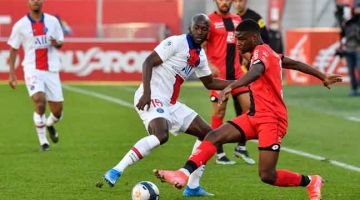 SENGIT: Danilo Pereira (tengah) bersaing dengan pemain tengah Dijon Eric Junior Dina-Ebimbe (kanan) pada perlawanan Ligue 1 Perancis di antara Dijon dan PSG di stadium Gaston Gerard di Dijon, Perancis, kelmarin. — Gambar AFP