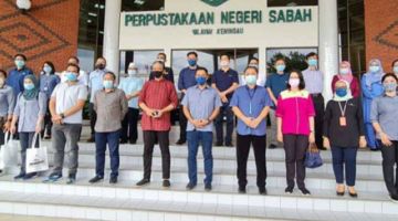 KENANGAN: Yakub, Robert dan Annuar di depan PNS Keningau.