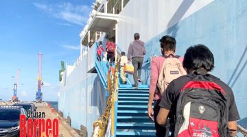 HANTAR PULANG: PATI warga Filipina menaiki feri di Pelabuhan Sandakan.