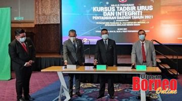 RASMI: Safar (dua kanan) bersama Rosmadi (dua kiri) dan Faimin (kanan) melancarkan simbolik perasmian Kursus Tadbir Urus dan Integriti Pentadbiran Daerah Tahun 2021.