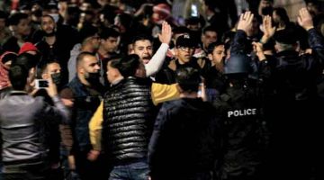 KECOH: Penunjuk perasaan bertelingkah dengan polis semasa membantah sekatan COVID-19  di Amman kelmarin. — Gambar AFP