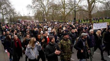 INGKAR: Ribuan penduduk berada di jalanan, di tengah London kelmarin, membantah kawalan pergerakan susulan peningkatan rebakan jangkitan koronavirus.  — Gambar AFP
