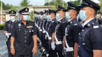 SEGAK: Mohd Azhar sedang memeriksa perbarisan sambutan Hari Polis ke-214 di IPD Sandakan.