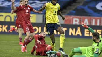 HANGAT: Pertemuan di antara Sweden dan George Loria dalam aksi kelayakan Piala Dunia di Solna. — Gambar AFP