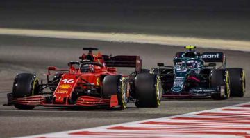 HANGAT: Aksi pelumba pasukan Ferrari, Charles Leclerc (depan) dan pelumba pasukan Aston Martin, Sebastian Vettel pada sesi latihan menjelang F1 GP Bahrain di Litar Antarabangsa Bahrain. — Gambar AFP