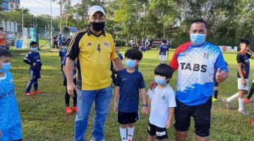 MANFAAT PELUANG: Dua anak pemain pertahanan import Sabah FC, Park Tae Su yang mendaftarkan diri mengikuti program itu disambut baik kehadiran mereka oleh Lokman dan Matasan.