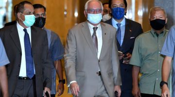 Najib tiba di mahkamah bagi mendengar rayuan sabitan dan hukuman penjara ke atasnya berhubung penyelewengan dana SRC International Sdn Bhd di Mahkamah Persekutuan, Putrajaya hari ini. - Gambar Bernama 