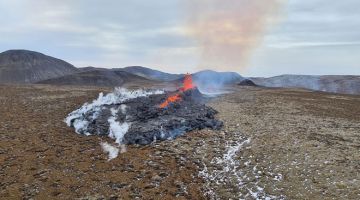 ALIRAN BAHARU: Gambar serahan Jabatan Perlindungan Awam dan Pengurusan Kecemasan Iceland menunjukkan lahar mengalir dari rekahan baharu berhampiran Grindavik kelmarin.  — Gambar AFP