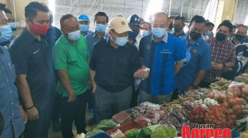 TINJAU: Hajiji meluangkan masa meninjau aktiviti perniagaan di Pasar Umum Sandakan.