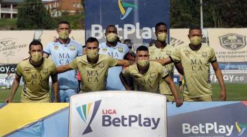 KEKAL BERSEMANGAT: Pemain Aguilas bergambar sebelum perlawanan menentang Bocaya Chico bermula di Rionegro baru-baru ini. — Gambar AFP