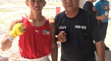 MEMBANGGAKAN: Haikal (kiri) bersama Fabian selepas pertarungan akhir kategori 52kg Kejohanan Tinju Remaja Kebangsaan SUKMA Age 2021 di Kuala Lumpur baru-baru ini. Haikal menang pingat perak.
