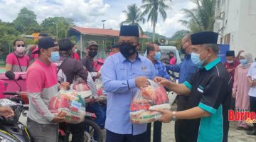 PRIHATIN: Marzuki Shaary menyampaikan bantuan kepada peghantar makanan.