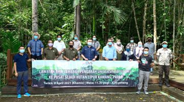 ALBUM: Naib Canselor UMS Prof. Datuk ChM. Dr. Taufiq Yap Yun Hin bersama Ahli LPU UMS dan pegawai-pegawai utama dan kanan universiti merakamkan gambar bersama kakitangan Jabatan Perhutanan Negeri Sabah.