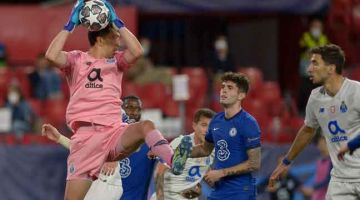 TANGKAPAN KEMAS: Sebahagian daripada babak-babak aksi perlawanan suku akhir pusingan kedua Liga Juara-Juara di antara Chelsea dan FC Porto di Stadium Ramon Sanchez Pizjuan di Sevilla. — Gambar AFP