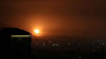 LETUPAN: Gambar dirakam di Rafah di selatan Semenanjung Gaza semalam menunjukkan letupan ekoran serangan udara oleh Israel. Tentera Israel mendakwa sebiji roket ditembak dari Gaza ke wilayah selatan Israel, tanpa menyebabkan sebarang kecederaan atau kerosakan. — Gambar AFP