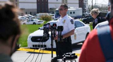 LAPORAN: Timbalan Ketua Polis Indianapolis, Craig McCartt mengadakan sidang media mengenai perkembangan terbaharu kejadian tembak di Pusat Fedex di Indianapolis. — Gambar AFP