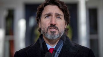 SERIUS: Gambar fail 18 Disember, 2020 menunjukkan Perdana Menteri Kanada Justin Trudeau bercakap semasa taklimat COVID-19 di  Rideau Cottage, Ottawa, Ontario. — Gambar AFP