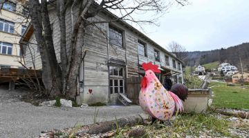 CULIK: Gambar bertarikh 18 April 2021 menunjukkan sebuah rumah kayu di Sainte-Croix, Switzerland, di mana Mia yang diculik pada 13 April lalu ditemui bersama ibunya. — Gambar  AFP