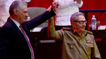 KUASA BAHARU: Gambar serahan Cuban News Agency (ACN) menunjukkan Castro (kanan)                 mengangkat tangan Diaz-Canel yang dilantik sebagai Setiausaha Pertama pada Kongres Kelapan Parti Komunis Cuba di Convention Palace, Havana kelmarin. — Gambar AFP 