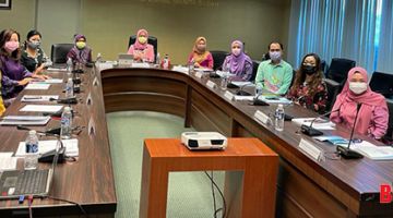 Tarsiah (duduk tengah) mempengerusikan mesyuarat pertama MPWS