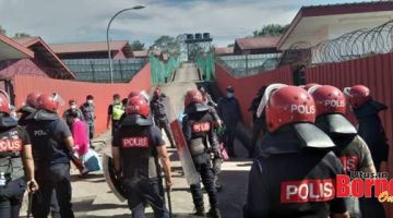 KAWALAN: Pasukan polis membuat kawalan ketat di lokasi kejadian.