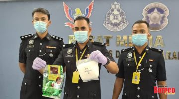 DADAH: Mohd Hamizi (tengah) menunjukkan dadah jenis syabu yang dirampas daripada suspek.