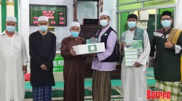 SERAH: Serahan sumbangan kepada Masjid Jamek Kampung Ulu Putatan.
