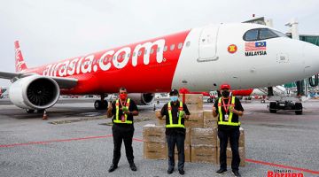 KENANGAN: Ronald (tengah), Tony (kiri) dan Kamarudin menyempurnakan pelancaran Flag off itu di KLIA2