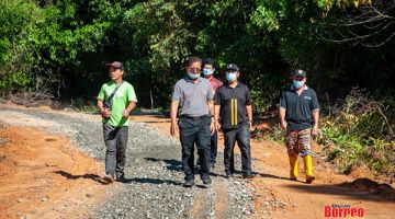 TINJAU: Ewon (dua kanan) ketika meninjau kerja-kerja naik taraf berkenaan