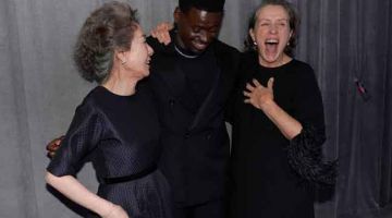 PELAKON TERBAIK: Pemenang Oscar aktres terbaik McDormand bergambar bersama aktres pembantu terbaik Yuh-Jung Youn (kiri) dan aktor pembantu terbaik Daniel Kaluuya (tengah). — Gambar AFP